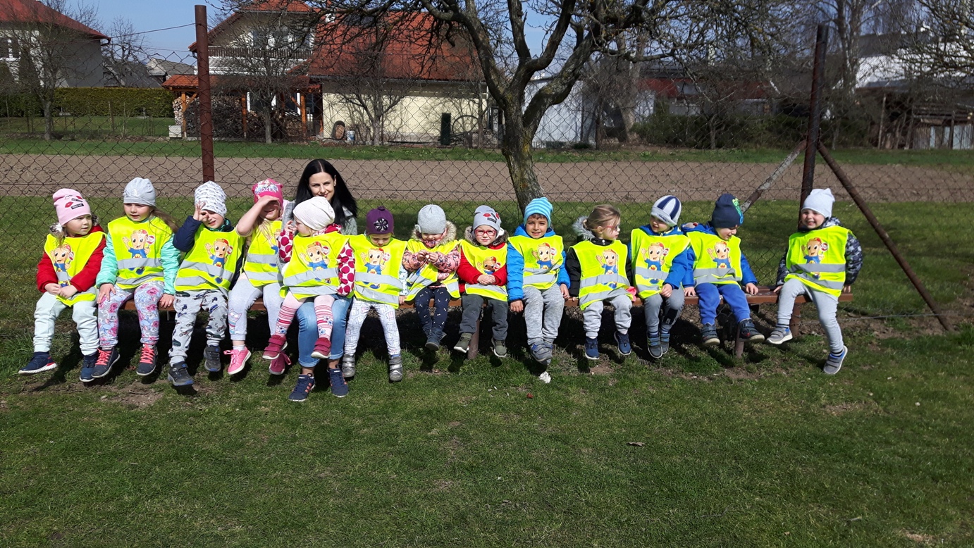 Fotogaléria Jarné prechádzky detí z M (1) Jarné prechádzky detí z M